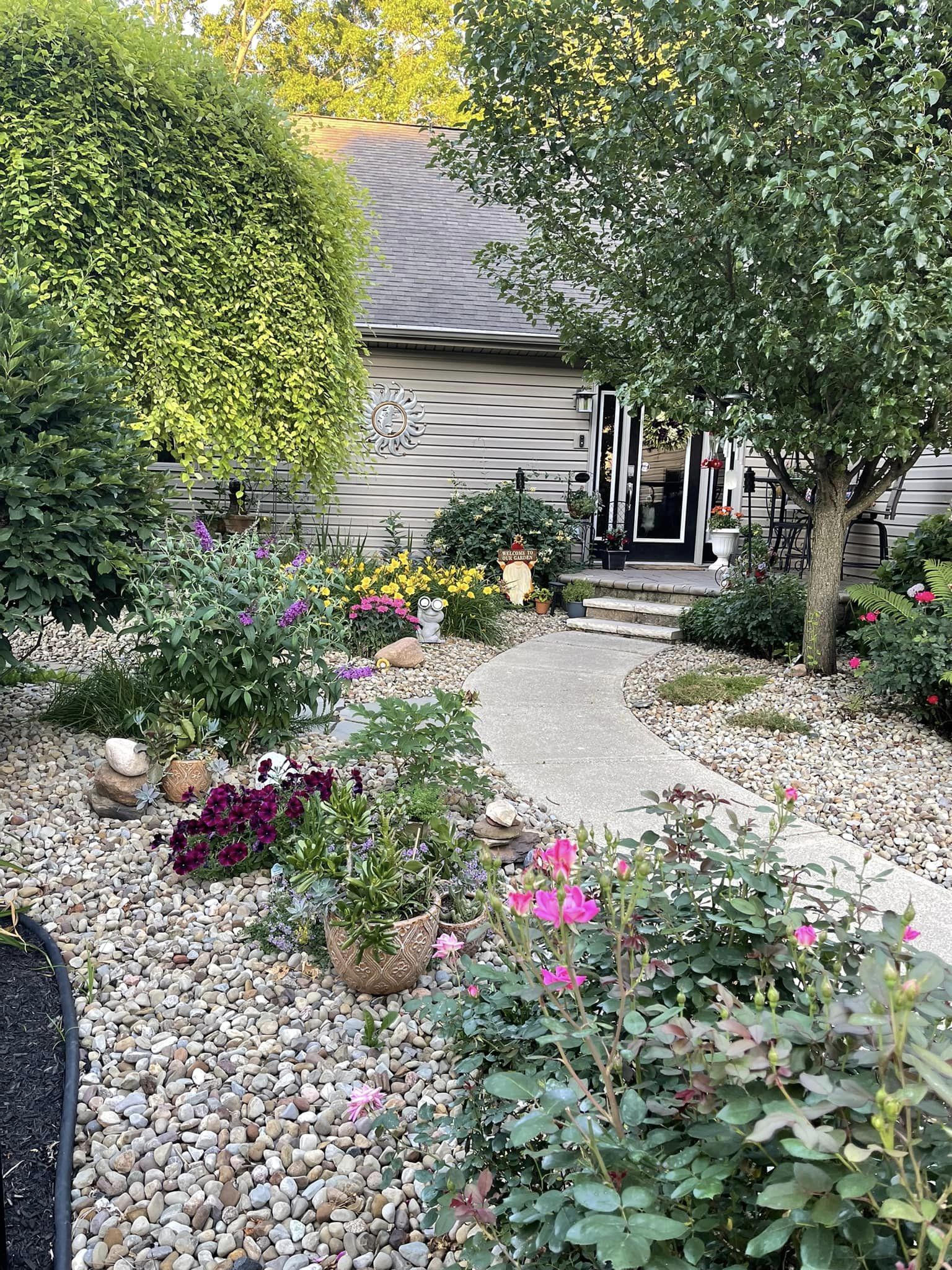 small front yard landscaping ideas low-maintenance