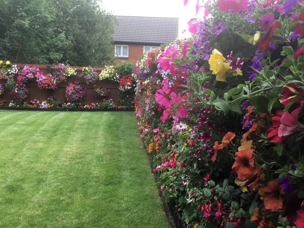Simple flower bed ideas for front of house low maintenance